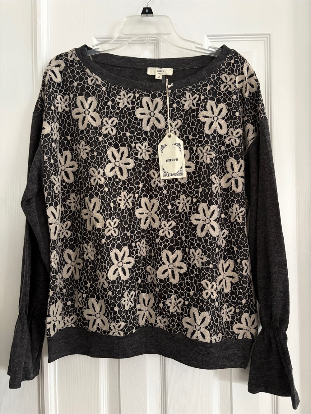 entro Boho Charcoal Cream Floral Lace Pullover Sweater Womens Medium NWT